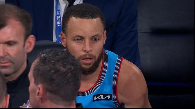 在今天进行的NBA全明星正赛中，发生了特别耐人寻味的一幕。当时由库里率领的奥尼尔