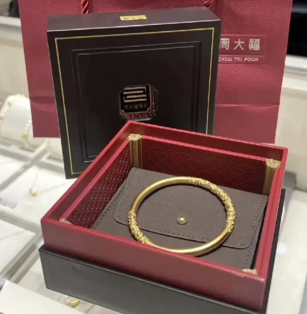 最近黄金价格一路狂飙，可我家小女儿马上要结婚了，今天就去周大福门店逛了逛。她一眼