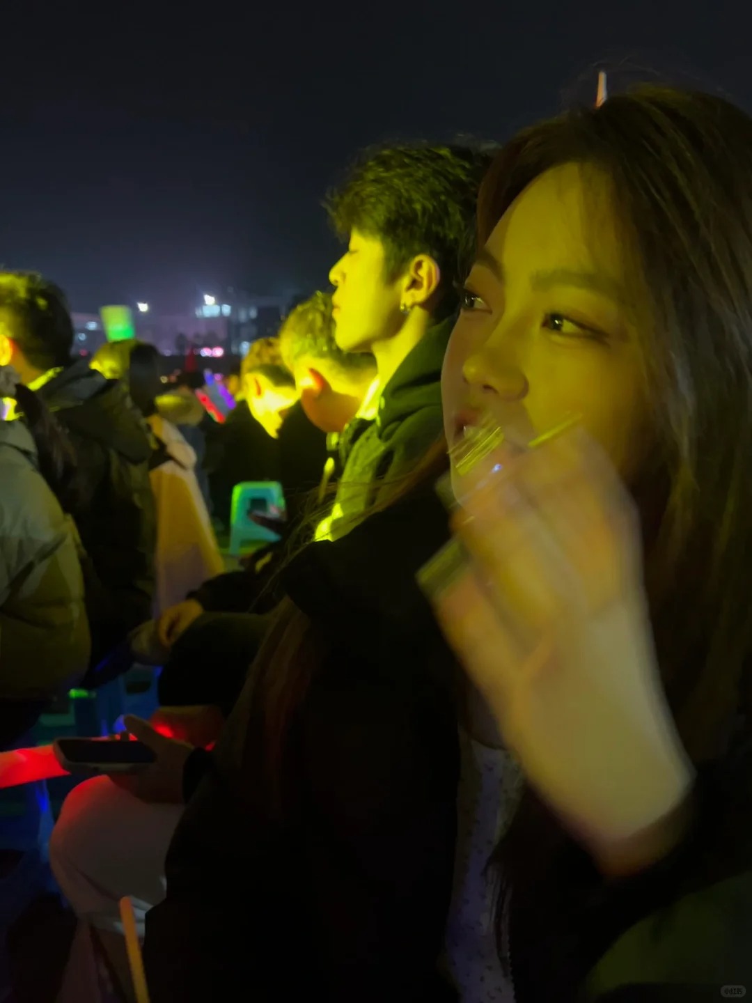 和crush 能冲嘛
大一迎新晚会上朋友拍的啊啊啊啊  马上开学了 想对他展开攻