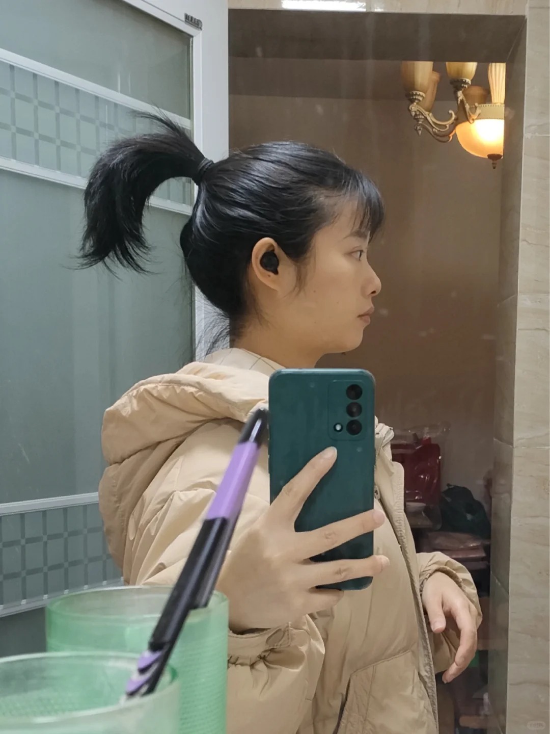 为什么我扎马尾会这样啊？
为什么别人扎马尾都服服帖帖的，而我扎马尾会这样支愣着啊
