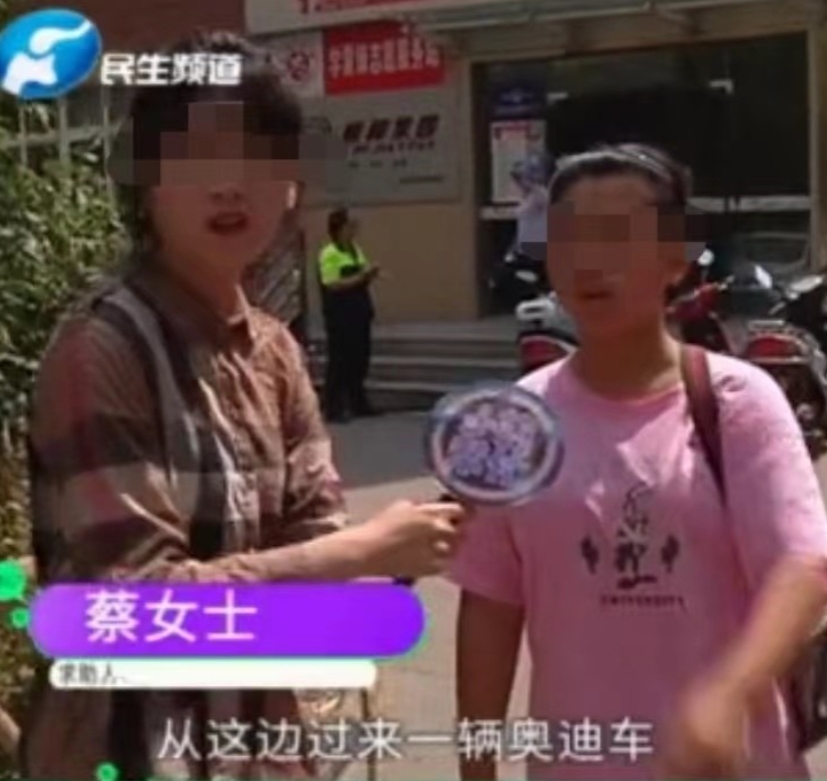 广东，韶关。女孩因玩滑板挡住了奥迪车的去路，女司机下车狂扇了女孩十几巴掌，女孩脸