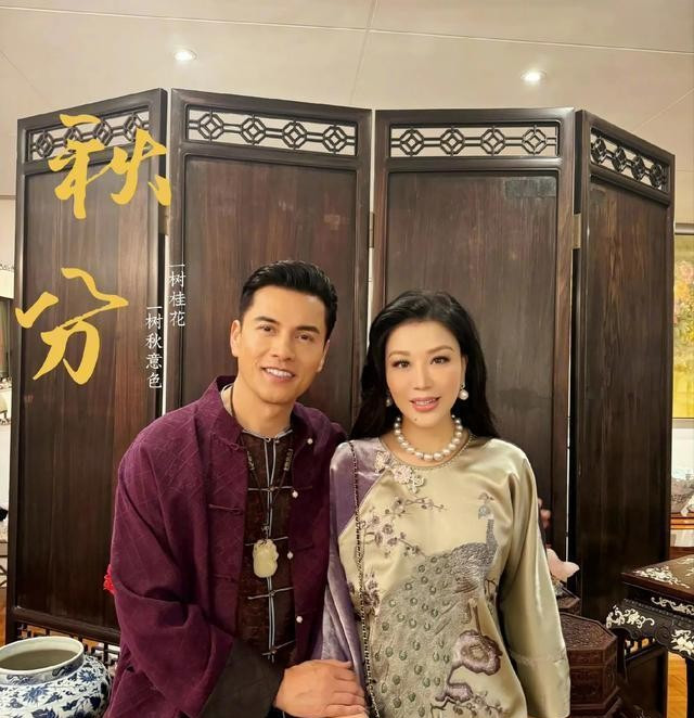 68岁吕良伟霜降分享和老婆杨小娟合影