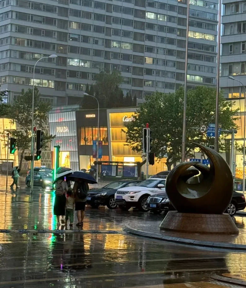 真的不知道南方人是怎么度过梅雨季节的

朋友在大连上海两地跑，看他前几天发的动态