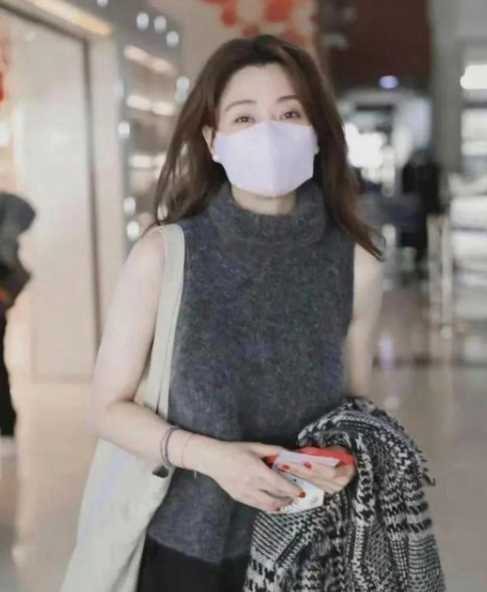 已经 45 岁的殷桃，可真会打扮自己，那风格就跟年轻小姑娘没啥两样。
你瞧她，用