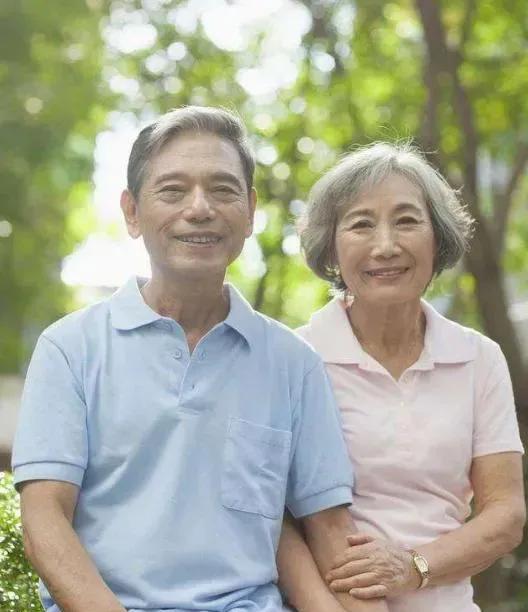 当父母的要牢牢记住，
凡是孩子们主动给你买衣服，或者主动给你发红包的，千万不要拒