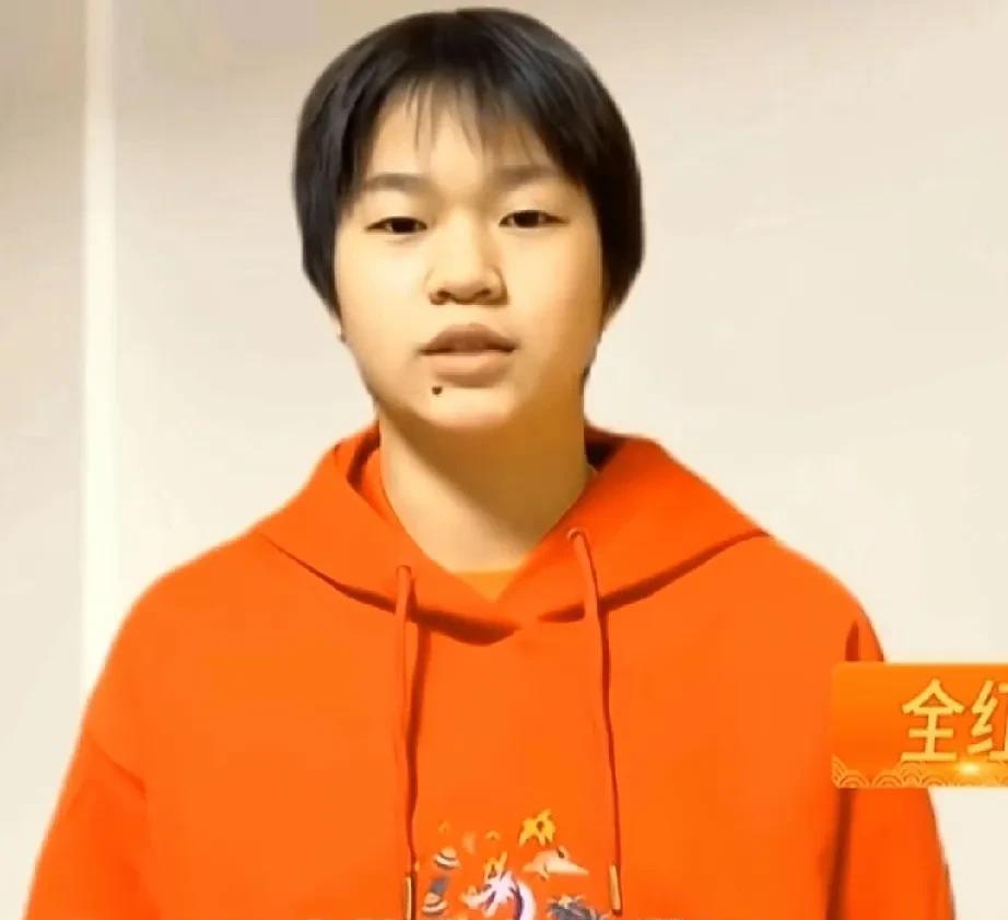 全红婵的最新视频里，穿了一件大红色的卫衣，整个人显得喜气洋洋的。她开始为自己的家