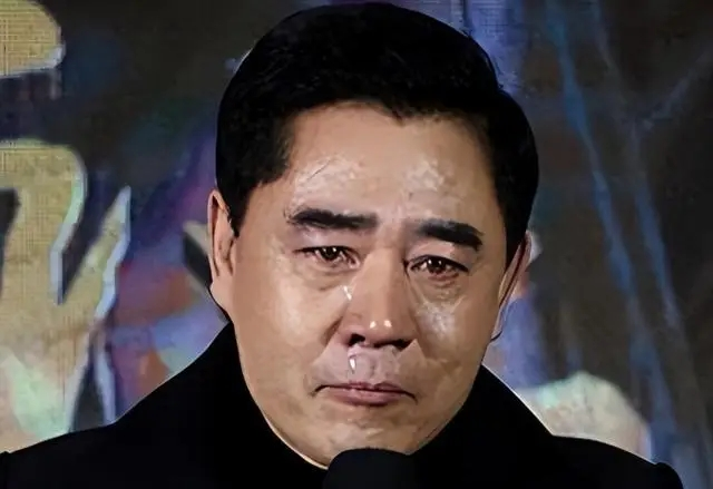 主持人曾问陈宝国：“你拍戏那么赚钱，能不能借我点钱花。”而陈宝国的话却引得全场震