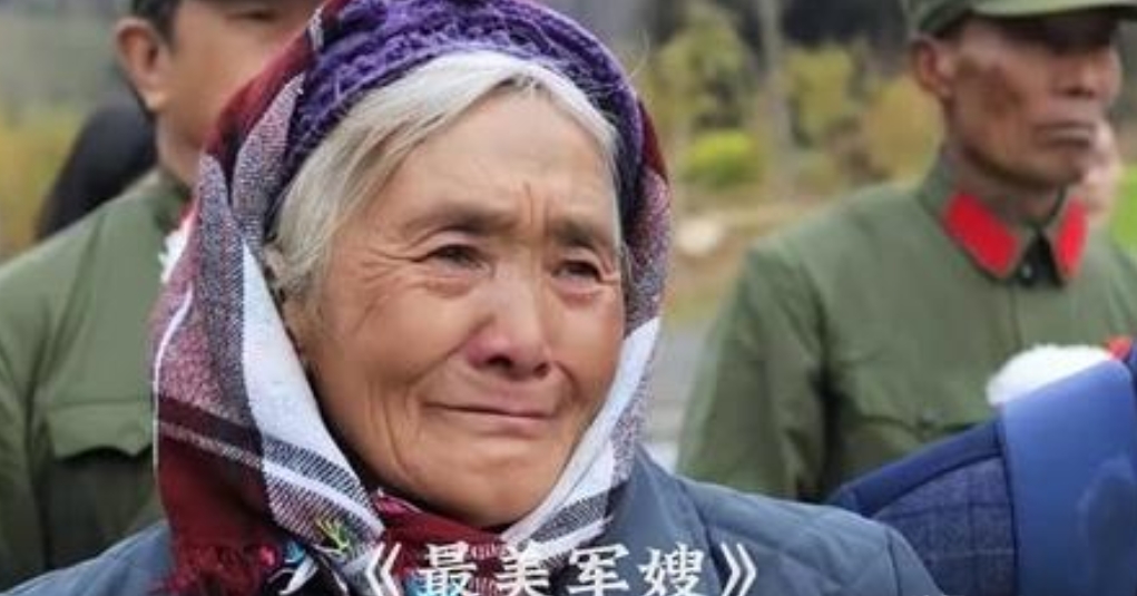 1980年，王发坤在对越反击战中英勇牺牲，留下年轻军嫂李金花和两个年幼儿子。面对