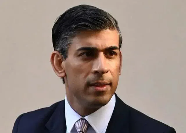 苏纳克急眼了！
 面对中国在全球舞台上日益增强的自信姿态，英国首相苏纳克于25日