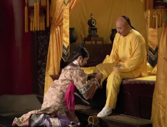 1791年除夕夜，81岁的乾隆传召78岁的愉妃侍寝。端着绿头牌的太监惊呆了，还以