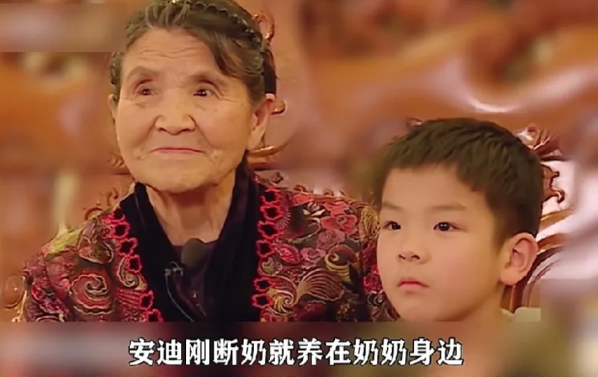 很多人不知道，杨子和黄圣依的大儿子安迪，实际上，也是“留守儿童”。

他出生在加
