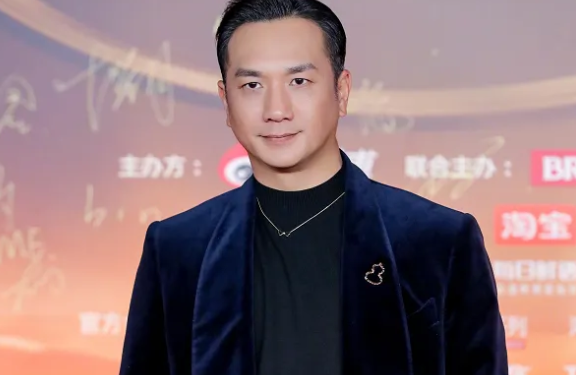 黄觉收礼事件引发热议！奥运冠军黄雅琼赠其奥运徽章和羽毛球队服，而黄觉却回应转20