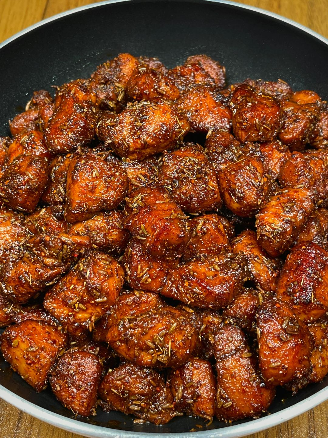 烧烤味的孜然鸡胸肉泰香了叭
焦香入味，孜然味浓郁，烧烤味满满，妥妥的解馋小零食，