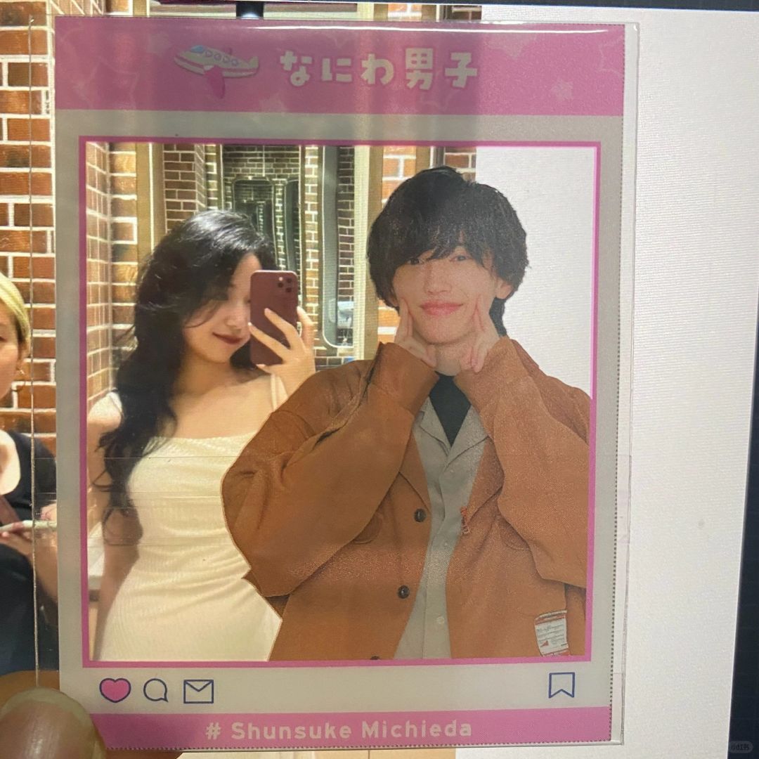 解锁透卡拍照新姿势🎀
新概念合照🫰
每天两眼一睁就是道枝骏佑，两眼一闭就开梦