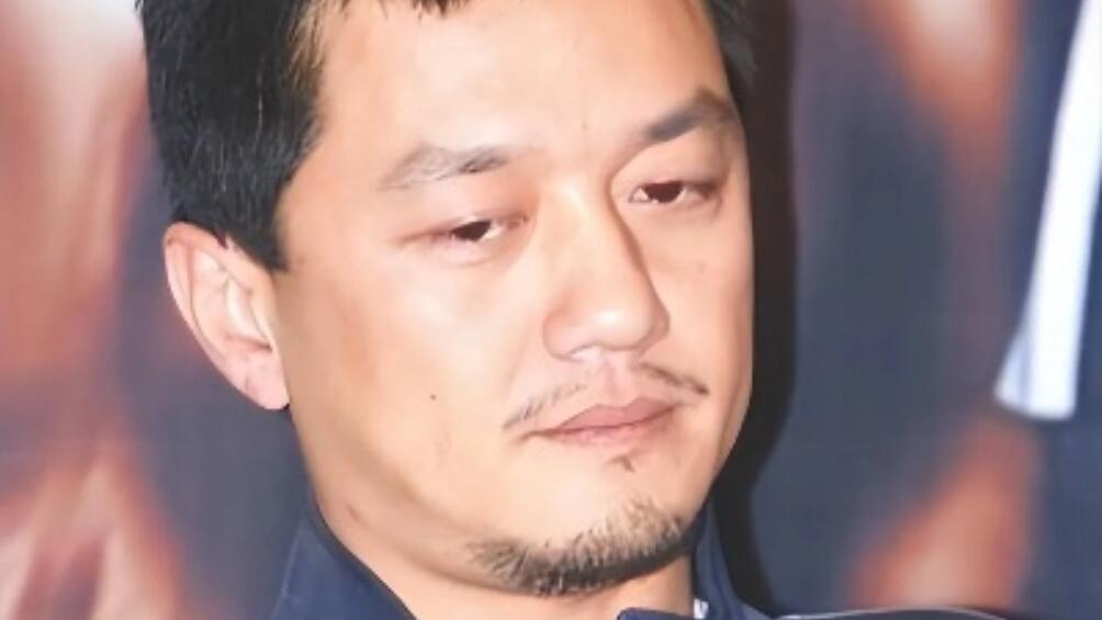 李亚鹏直播献唱《因为爱情》，妻子幽默回应