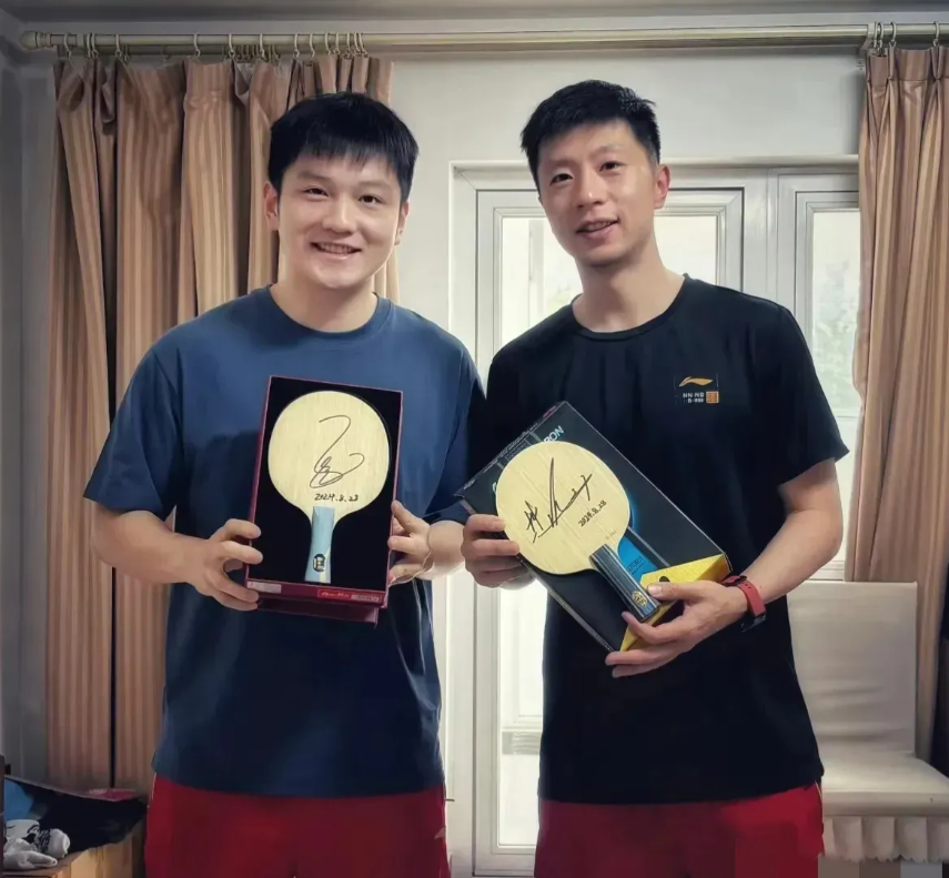 最近马龙做了2件事，要走了：

1，送许昕签名球拍，回言：你可真太全面了

2，