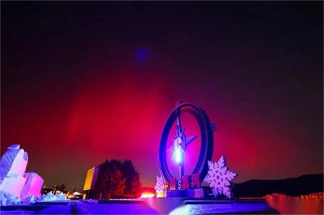 南北极光（极光）是地球磁层与太阳风之间相互作用的结果。太阳释放出的带电粒子和太阳