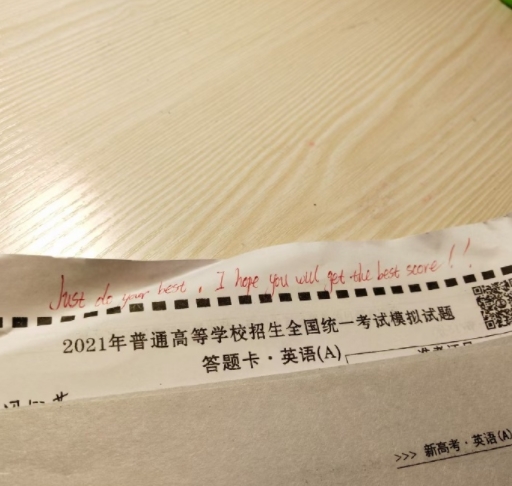 其实关于高中和高考的记忆已经渐渐淡去。

我只记得高考的第一天很激动。

而6.