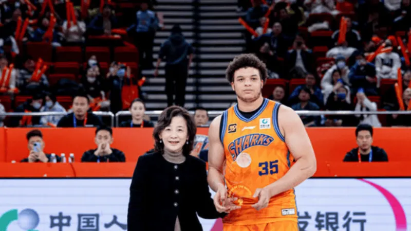 洛夫顿：我得去修奖杯了，他们没有给我盒子去装它，哈哈哈