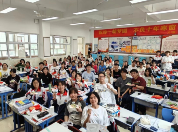 大学毕业二十年，同宿室友全在体制内，全都研究生毕业，而我就是一个普通的全职妈妈。