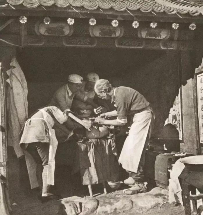 1939年11月12日，白求恩的生命来到了最后关头，弥留之际，白求恩强撑着病体写