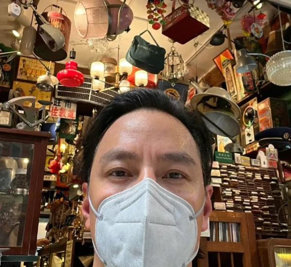 吴彦祖都开始尝试植发了。

据说家族有秃头遗传基因，看他爸爸就知道了，他爸爸的头