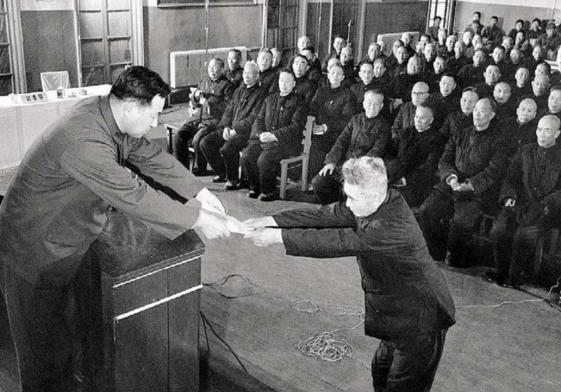 1975年，已经82岁高龄的毛主席突然问身边的人：功德林里，还有国民党战犯吗？“