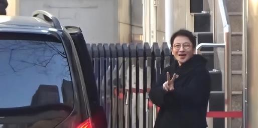 刘谦作为魔术界传奇人物，曾多次登上春晚舞台，以精湛魔术惊艳全国观众，掀起魔术热潮