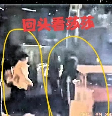 孙颖莎凌晨就背着个包出来坐车去参加比赛。