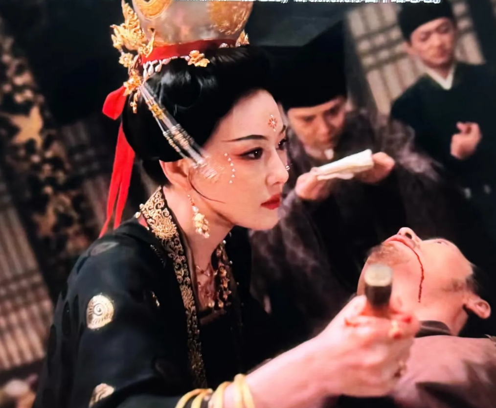 还没反应过来，章七娘就下线了，虽然她确实该死。她这种人就属于那种“自己淋过雨，就