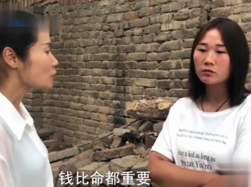河南鹤壁，一名女士发现丈夫暗地里给婆婆转去了200元，她要求丈夫索回这笔钱，但遭