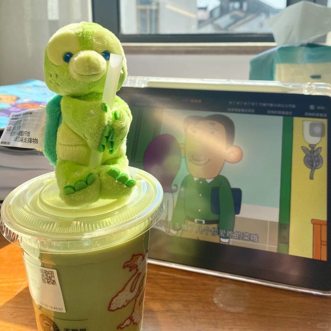 妈！小青枣也爱喝抹茶🍵
喝完才有动力给好朋友们弹琴