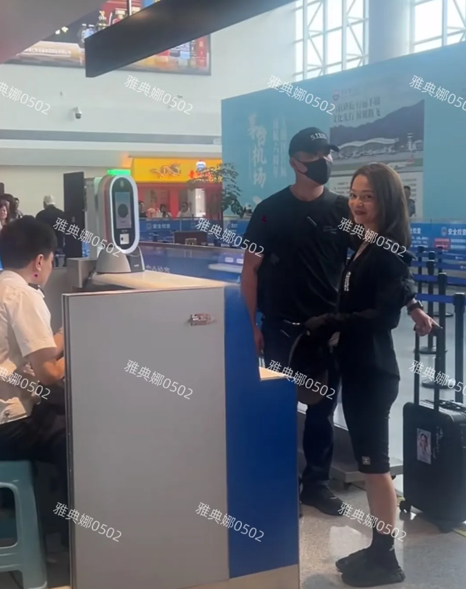 遵义茅台机场偶遇张韶涵，她本人是真的年轻，虽然她官方身高只有1米58，但身材比例