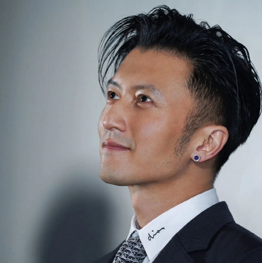 比起谢霆锋，谢贤更懂怎么爱一个人，他跟甄珍结婚时，严厉拒绝了她息影回家的打算，谢