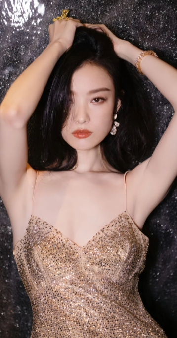 倪妮身姿婉约