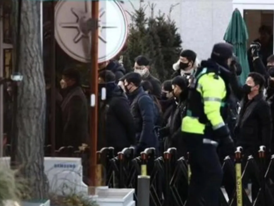 韩国政坛继续大乱，没有法子可以制服尹锡悦了吗？
韩国公调处依法前往总统府逮捕尹锡