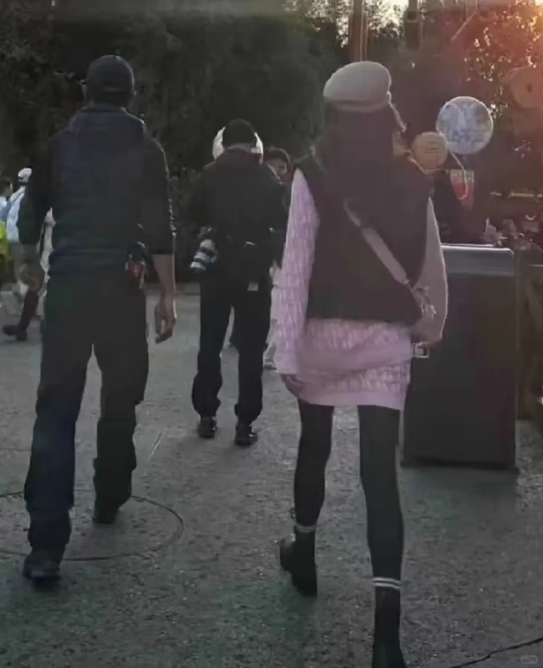 唐嫣罗晋游乐园之行引热议，夫妻生活现摩擦
近日，唐嫣与罗晋合体带孩子前往游乐园的