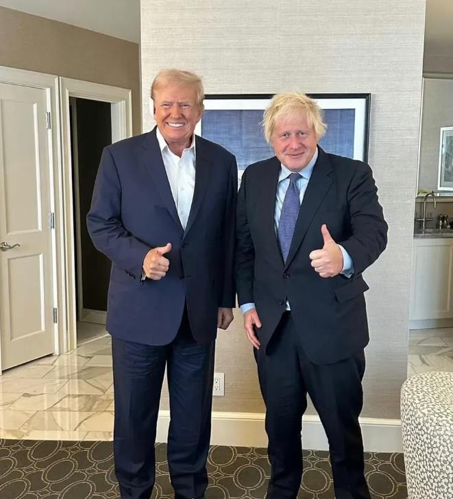 太滑头了！前英国首相约翰逊约见特朗普之后大玩文字游戏。约翰逊在社交平台上晒出了一