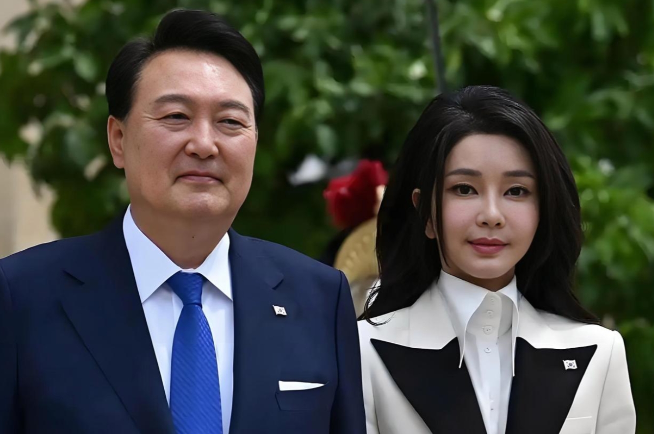 尹锡悦又糊涂了！
距离上次尹锡悦因金建希事件鞠躬道歉过去还不到20天，近日尹锡悦