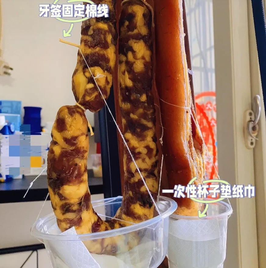 在南方晒腊肠滴油的问题，终于被我解决了！方法很简单，只要几根牙签和塑料杯就好了。