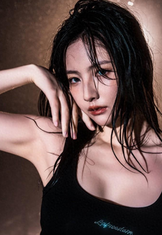 梅花初放春风里，桃李盛开夏日香。
秋风送爽丰收季，冬雪皑皑抵寒乡。
