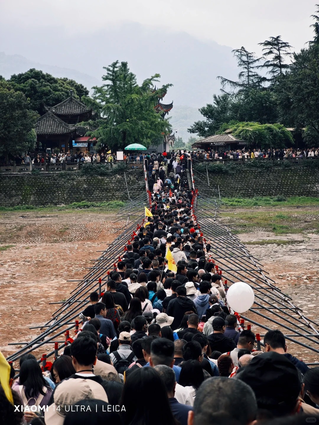 五一都江堰实况劝退，真别去了
都江堰实况：

门口检票排队半个钟，铁索桥过桥排队