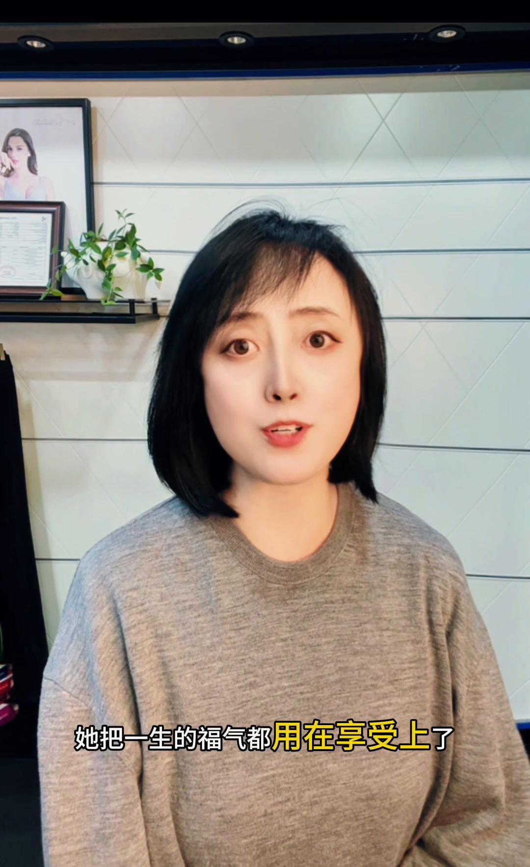  
 
大S的日常消费水准确实让人开了眼界。她收藏的鞋子数量多得数不清，随便拎出