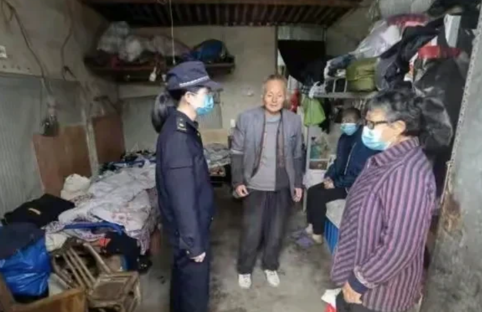 “感人至深！”浙江宁波，一老汉在街边卖红薯过程中，因违规摆摊被城管发现要处罚20