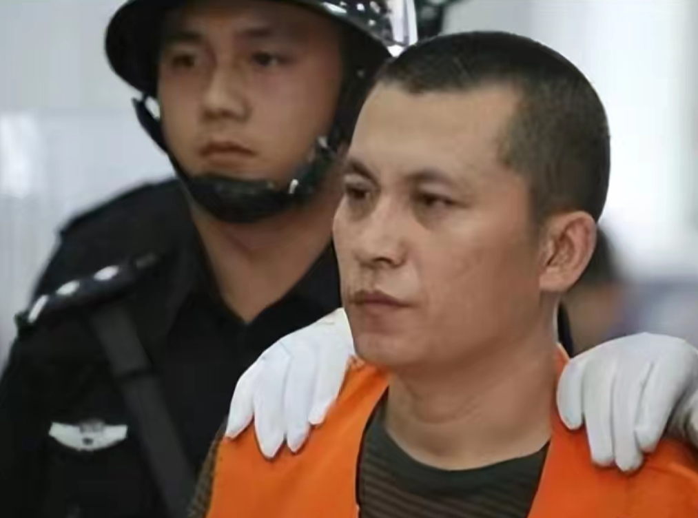 他是“监狱海王”王东，2014年，因为给狱警戴了绿帽子，而被举报，一查之下众人才