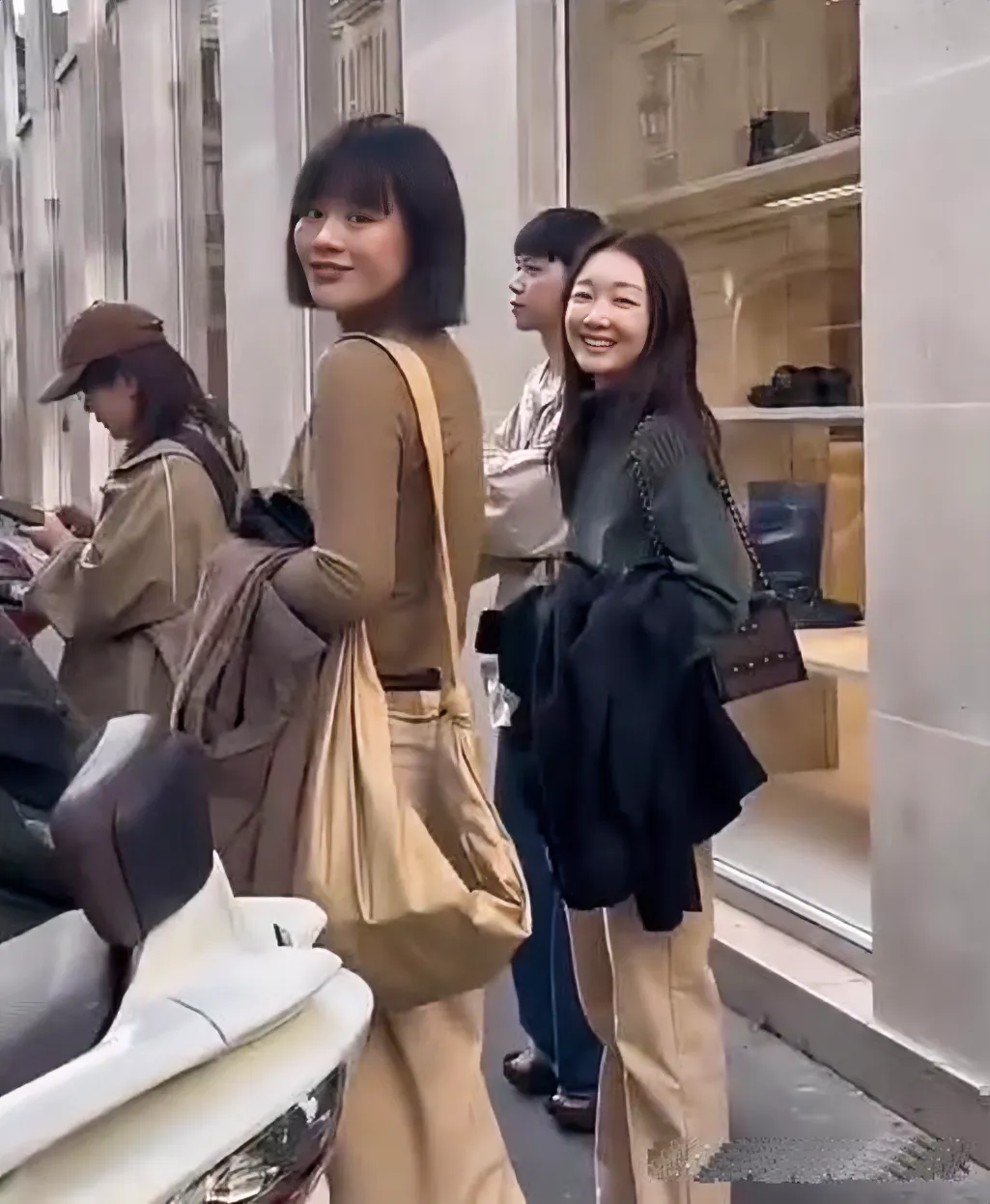 有些女演员，长得的确好看，在众人中一眼就能认出来，好似一道靓丽的风景一样美丽。
