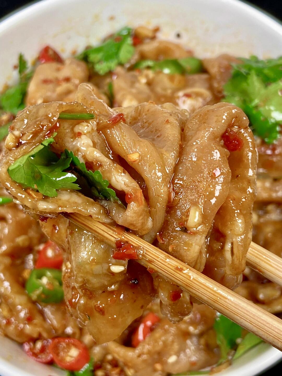 我挖到一道宝藏下饭菜——香菜拌肥牛！ 香嫩多汁，每一口都在舌尖爆汁。比起涮火锅，