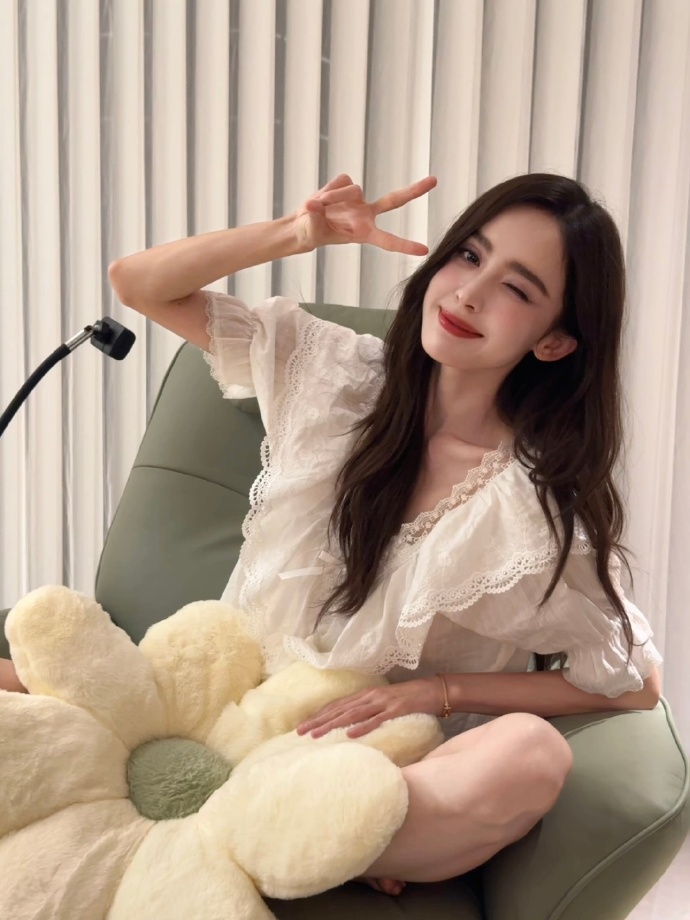 娜扎工作室今天很大方，晒出她的睡衣照，粉丝们直呼幸福。