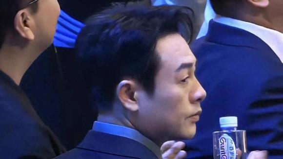 首露面！底裤被扒光的张颂文笑回粉丝，避谈家暴却获多位导演力挺