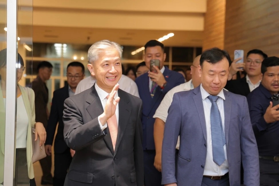汪文斌的信息已被外交部新闻司撤换，发言人一栏也删掉了他的简介，华春莹副部长虽然兼